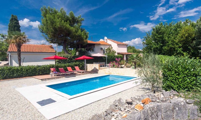 Garica House | Holiday home with pool and fenced garden