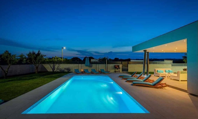 Mali Vareski House | Holiday home with pool and sun loungers