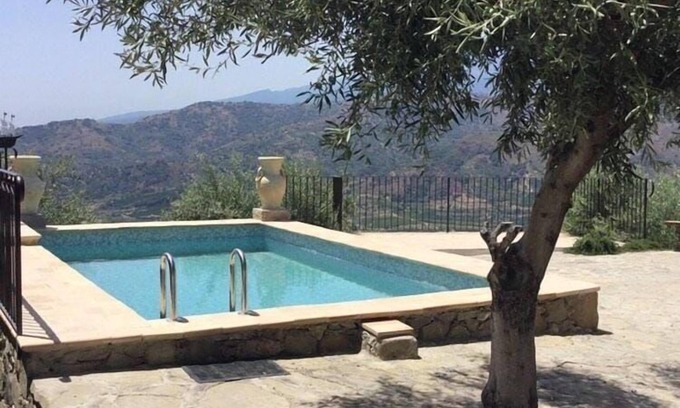 Gaggi House | Holiday Home with Pool near Mt Etna