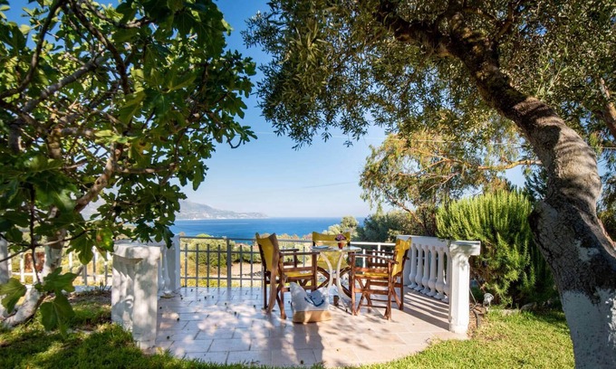 Spartia House | Holiday Home "Zoumpouli 3" with Sea View, Garden & Wi-Fi