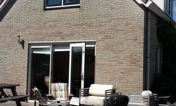 Breskens House | Holiday home Zwin 33 is centrally located in Scheldeveste park. With a spacious south-facing garden and views of the adjacent lake, you can always enjoy the various terraces.