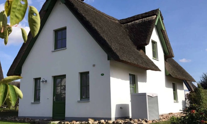 Rosenhagen House | Holiday house "Jolle" Free WiFi, thatched roof, infrared sauna
