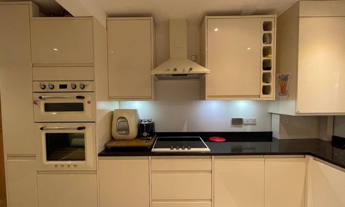 Acton House | Holiday house London for 1 - 7 persons with 4 bedrooms - Row house