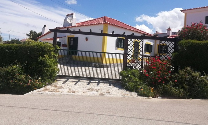 Ericeira Cottage | Holiday house w/ garden and small swimming pool 4 km to beach of Ribeira de Ilhas.