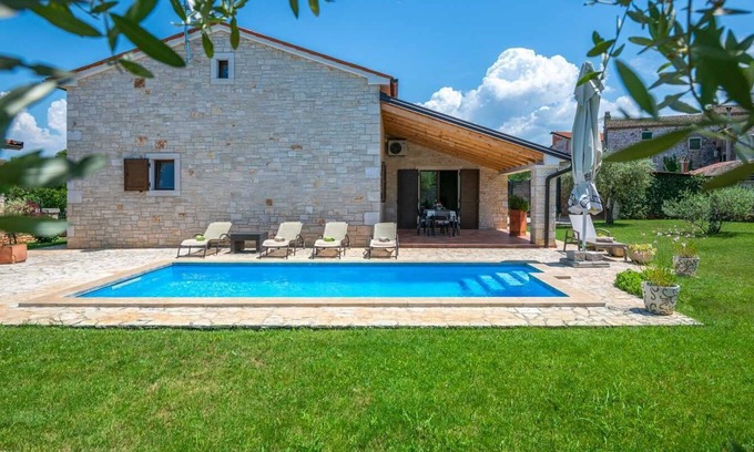 Farini Villa | Holiday house with 3 bedrooms, open outdoor kitchen and swimming pool