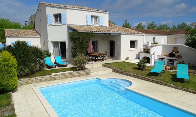Perigny House | Holiday house with heated pool