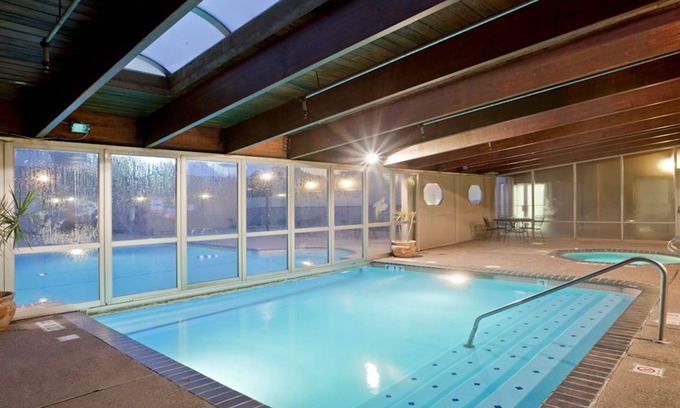 Lenexa Hotel | Holiday Inn and Suites Overland Park West by IHG