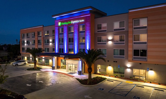 Harbor Hotel | Holiday Inn Express & Suites Hawaiian Gardens by IHG