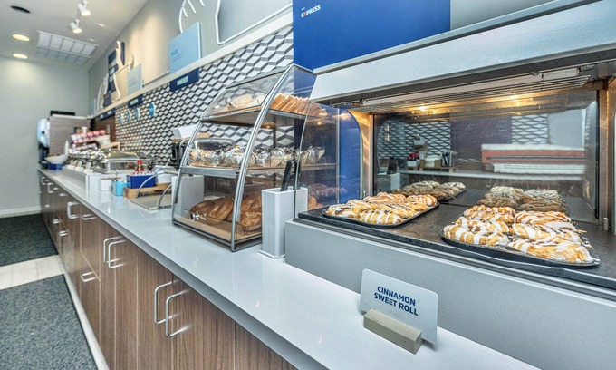 North Charleston Hotel | Holiday Inn Express & Suites Charleston Arpt-Conv Ctr Area