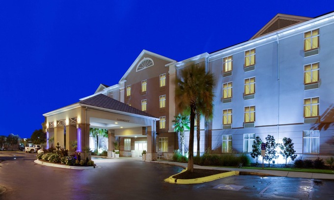 North Charleston Hotel | Holiday Inn Express & Suites Charleston-Ashley Phosphate by IHG