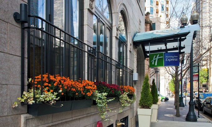 Near North Side Hotel | Holiday Inn Express Chicago - Magnificent Mile by IHG