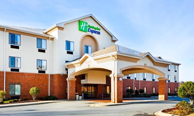 Forest City Hotel | Holiday Inn Express Forest City by IHG