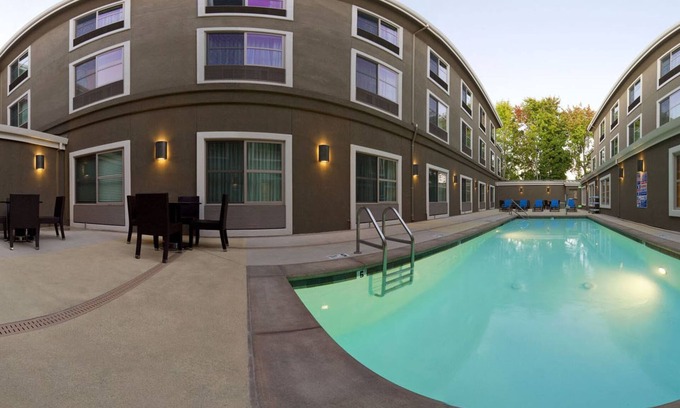 Westside Santa Cruz Hotel | Holiday Inn Express Hotel & Suites Santa Cruz by IHG