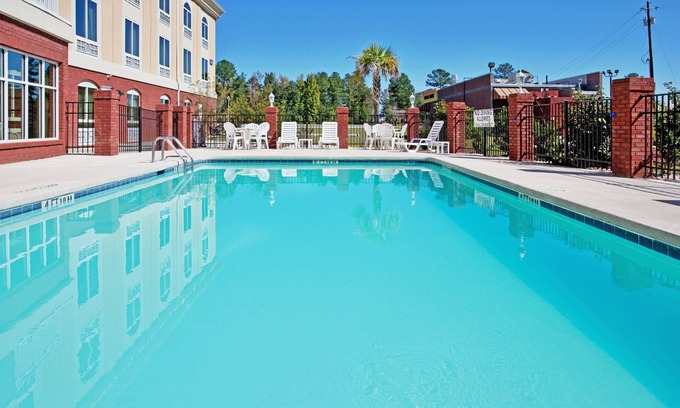 Camden Hotel | Holiday Inn Express Hotel & Suites Camden-I20 (Hwy 521) by IHG