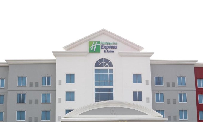 Columbia Hotel | Holiday Inn Express Hotel & Suites Columbia-Fort Jackson by IHG