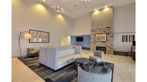 Milwaukee Hotel | Holiday Inn Express Hotel & Suites Milwaukee Airport by IHG