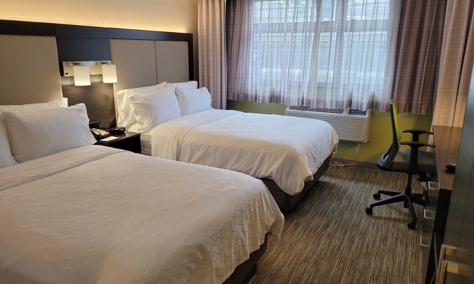 Queens Hotel | Holiday Inn Express Maspeth by IHG