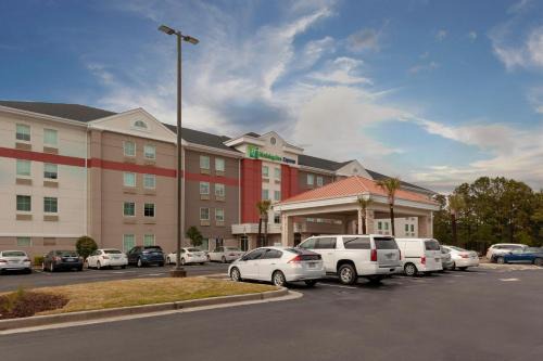 Myrtle Beach Resort | Holiday Inn Express Myrtle Beach-Broadway at the Beach by IHG