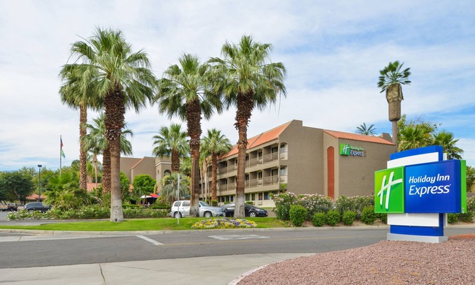 Palm Desert Hotel | Holiday Inn Express Palm-Desert by IHG