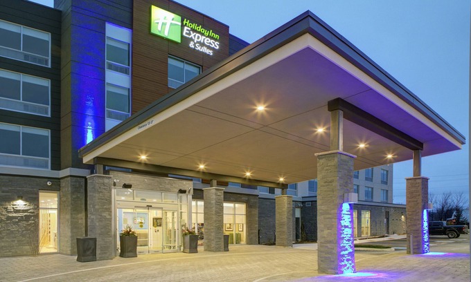 Collingwood Hotel | Holiday Inn Express & Suites Collingwood by IHG