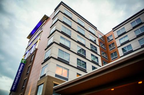 West Main Historic District Hotel | Holiday Inn Express & Suites Downtown Louisville by IHG
