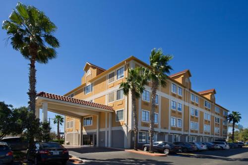 Downtown San Antonio Hotel | Holiday Inn Express & Suites San Antonio - Downtown Market Area by IHG