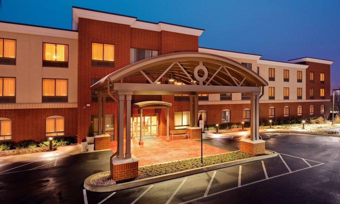 Bethlehem Hotel | Holiday Inn Express & Suites Bethlehem Arpt-Allentown Area
