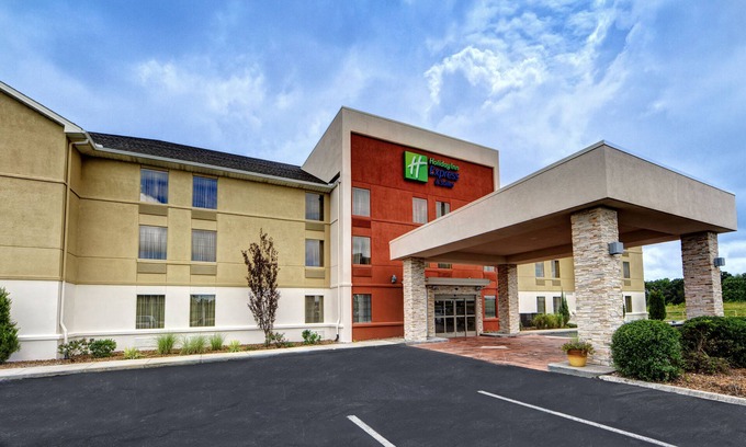 Crossville Hotel | Holiday Inn Express & Suites Crossville by IHG