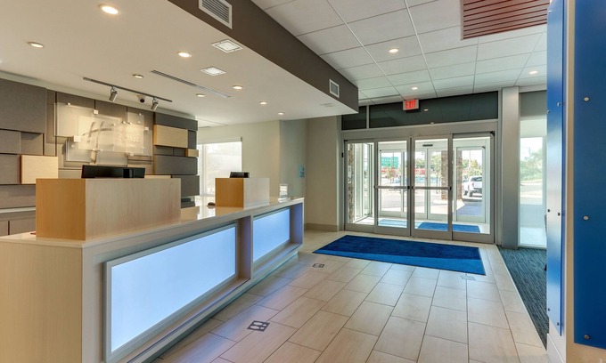 Roanoke Hotel | Holiday Inn Express & Suites Roanoke – Civic Center by IHG
