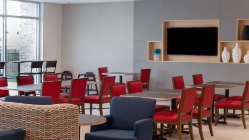 Tampa Hotel | Holiday Inn Express & Suites - Tampa East - Ybor City by IHG