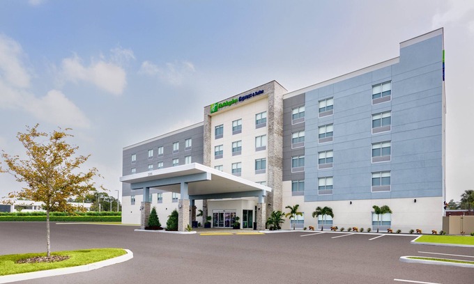 Tampa Hotel | Holiday Inn Express & Suites Tampa Stadium – Airport Area by IHG