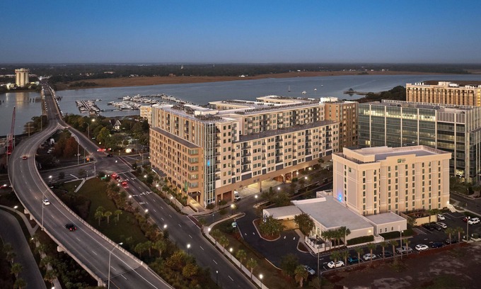 Westside Hotel | Holiday Inn Express & Suites Charleston Dwtn - Westedge by IHG