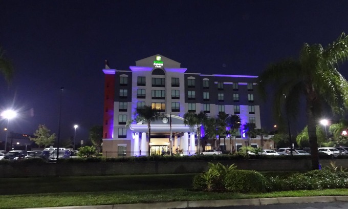 Southwest Orlando Hotel | Holiday Inn Express & Suites, International Drive by IHG