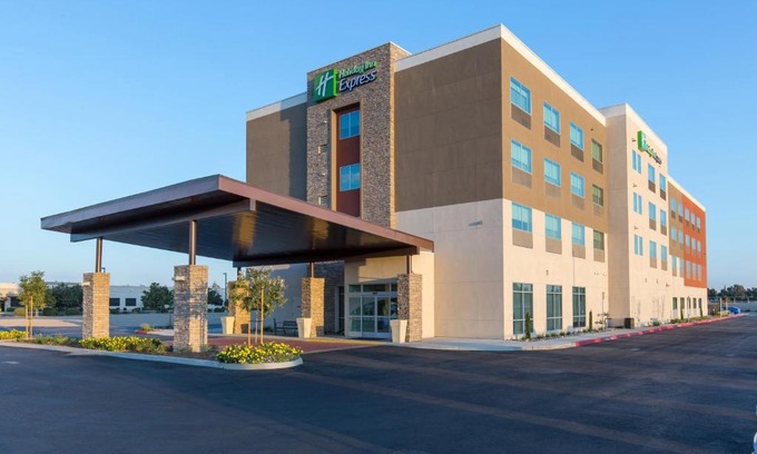 Visalia Hotel | Holiday Inn Express Visalia-Sequoia Gateway Area by IHG