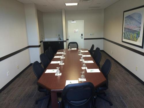 Greensboro Hotel | Holiday Inn Greensboro Coliseum by IHG