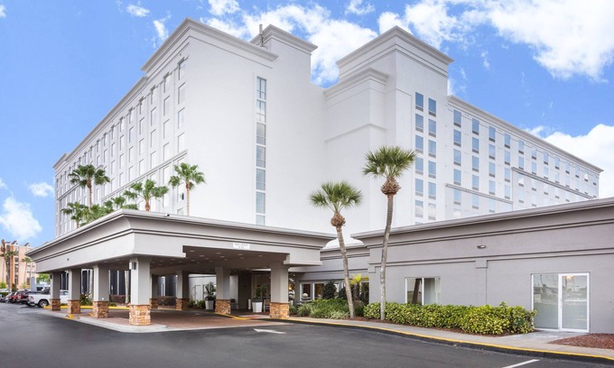 Florida Center Hotel | Holiday Inn & Suites Across From Universal Orlando by IHG