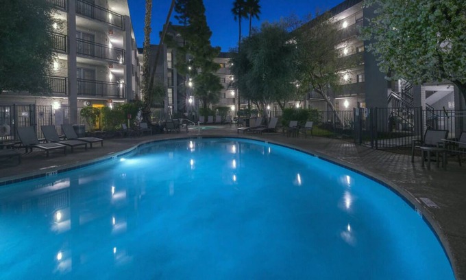 Camelback East Hotel | Holiday Inn & Suites Phoenix Airport North, Standard King - Free Airport Shuttle