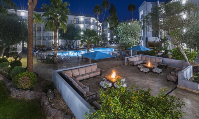 Camelback East Hotel | Holiday Inn & Suites Phoenix Airport North by IHG