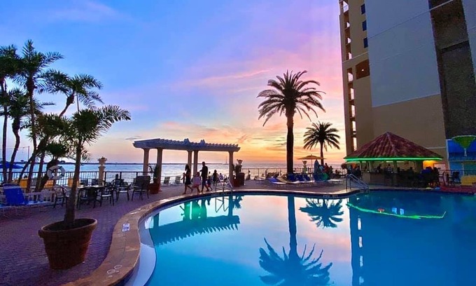 Clearwater Beach Hotel | Holiday Inn & Suites Clearwater Beach by IHG