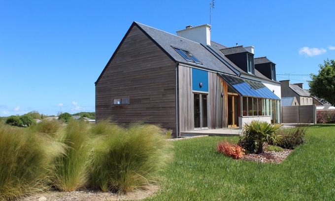 Plounevez-Lochrist House | Holiday mansion near the sea in a quite area with feelds around 800m to the sea