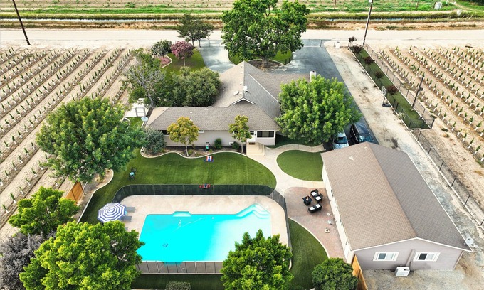 Raisin Other | Holiday Modern Pet-Friendly Farmhouse, Pool,nGames, Sleeps 8, 3/2 w/Basement