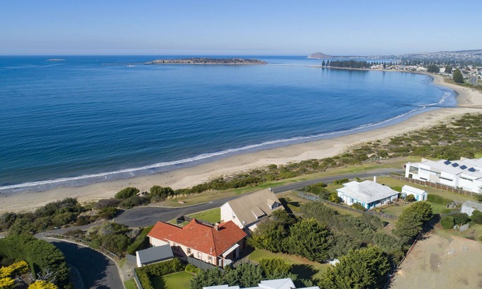 McCracken House | Holiday on Hayward - the ultimate beachfront holiday home, family friendly