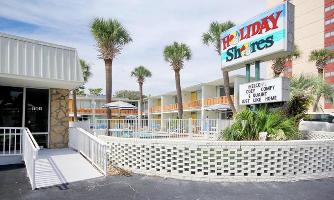 Myrtle Beach Hotel | Holiday Shores Double Queen Beds, Pool View - 206