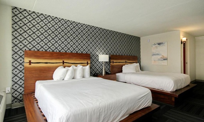 Myrtle Beach Hotel | Holiday Shores Double Queen Beds, Pool View - 208