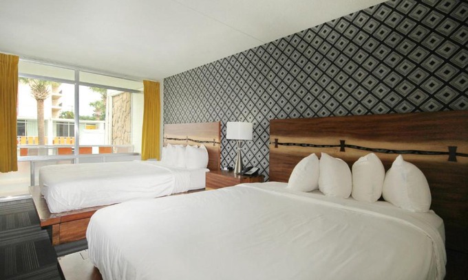 Myrtle Beach Hotel | Holiday Shores Double Queen Beds, Pool View - 207