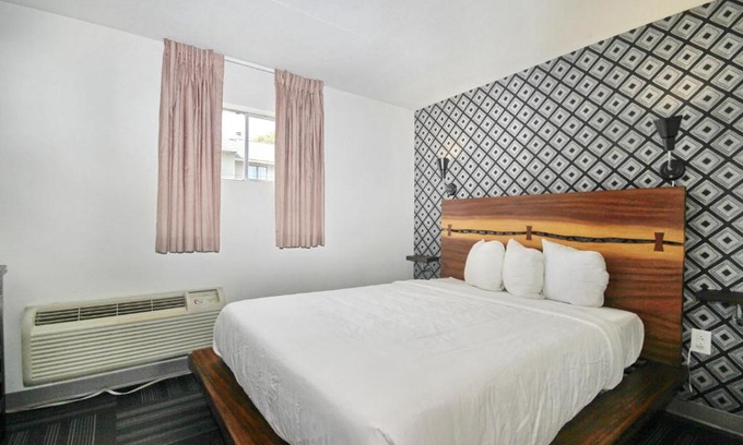 Myrtle Beach Hotel | Holiday Shores Queen Bed, 1 Room Suite - 212