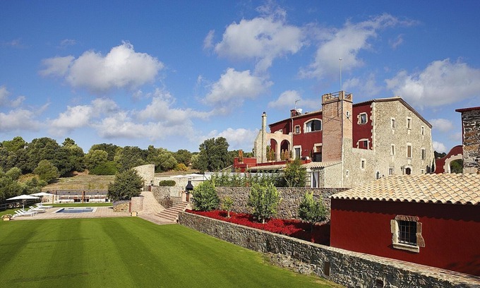 Forallac Villa | holiday vacation large villa rental spain, costa brava, barcelona area, girona, pool, air conditioning, wi-fi internet,
