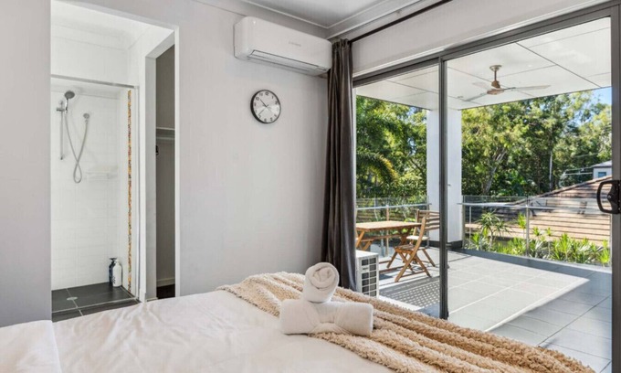 Calamvale House | HolidayParadise 4BR Pool/BBQ/Parking nearMall/Park