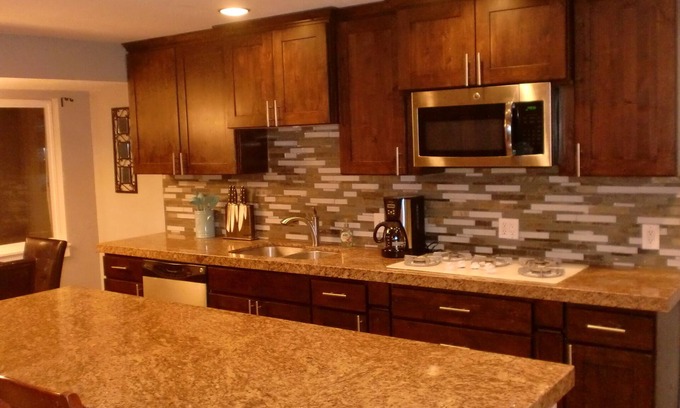 Murray House | Holladay home, 20 minutes to Snowbird/Alta or 10 minutes to downtown Salt Lake