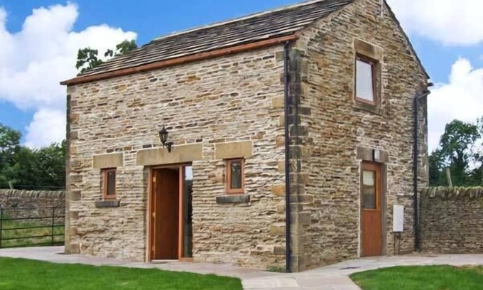Hoylandswaine Cottage | Hollins Wood Bothy